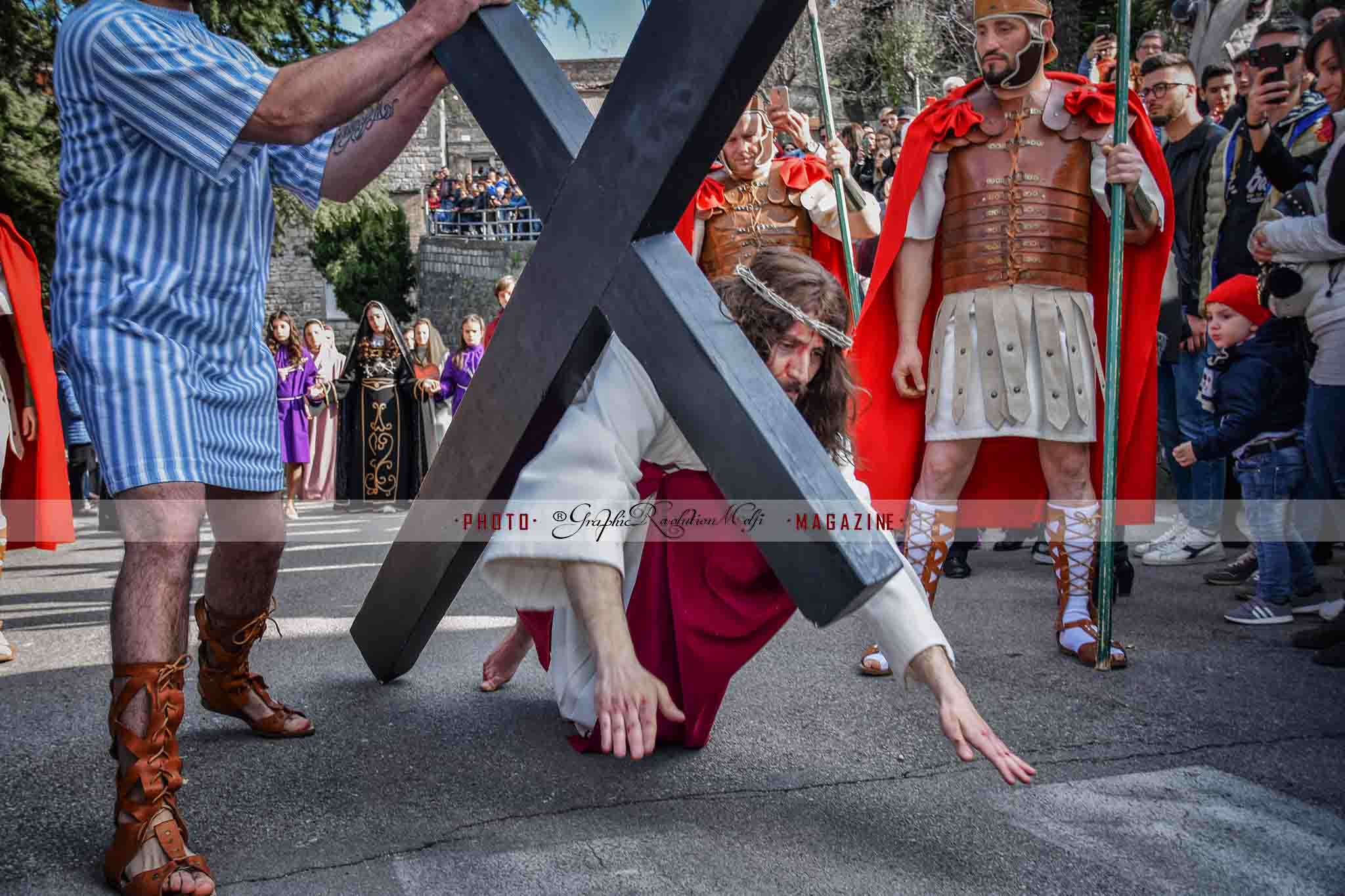 via crucis barile venerdì santo caduta gesù