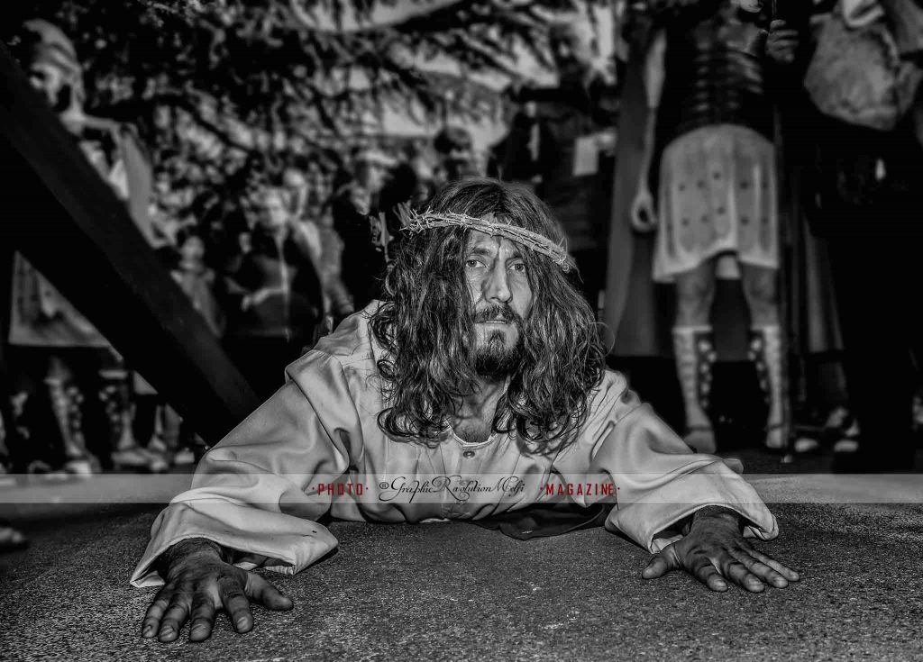 Via Crucis di Barile: ecco le foto dell’emozionante processione di ieri pomeriggio