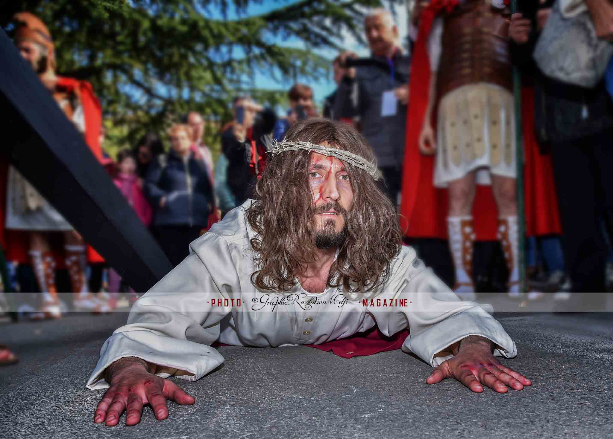 via crucis barile venerdì santo caduta gesù