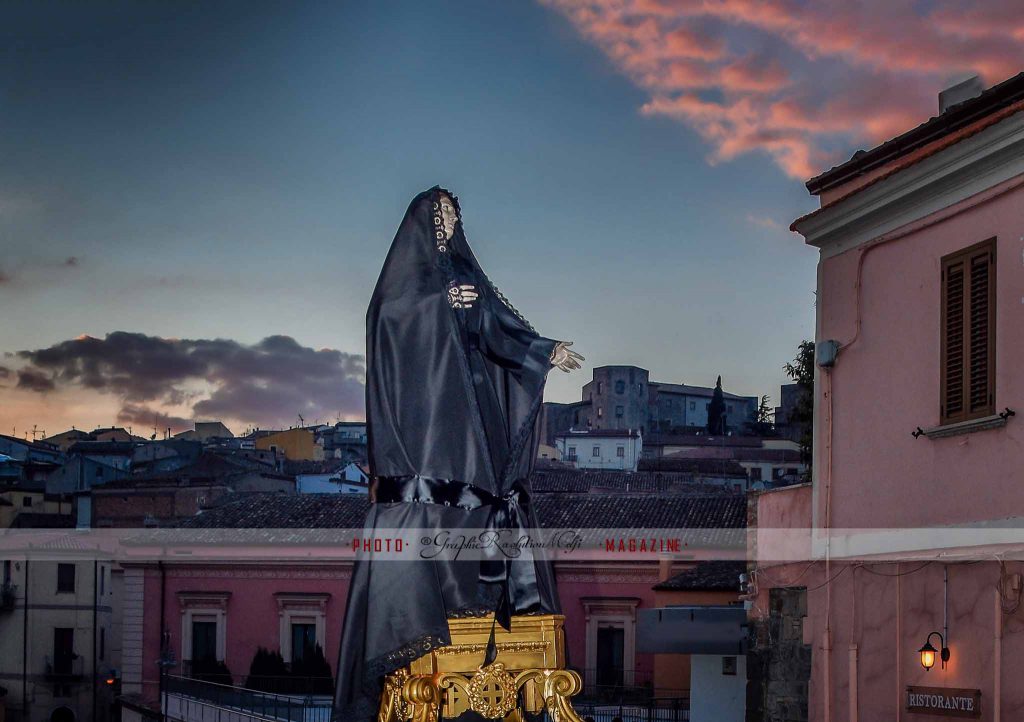 Melfi: oggi pomeriggio l’antica e commovente processione della Madonna Nera. Le foto