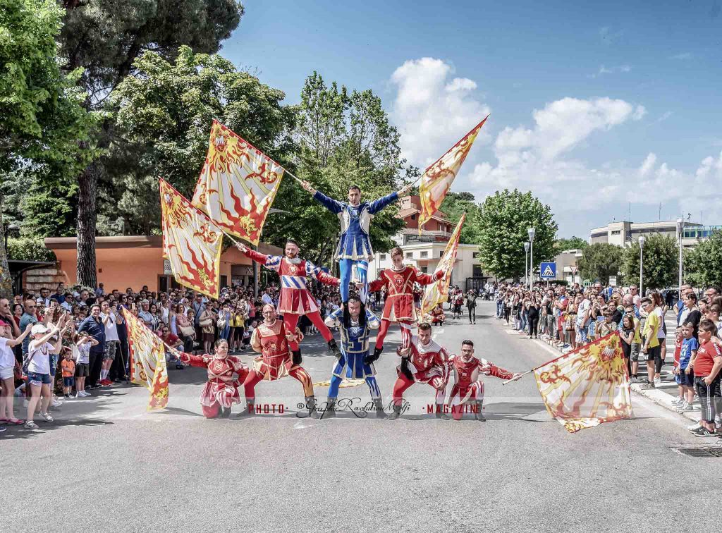 La Pentecoste di Melfi dell'11 Maggio 1528 statua spirito santo santa maria ad nives melfi corteo storico rievocazione pasqua di sangue assedio porta venosina e castello