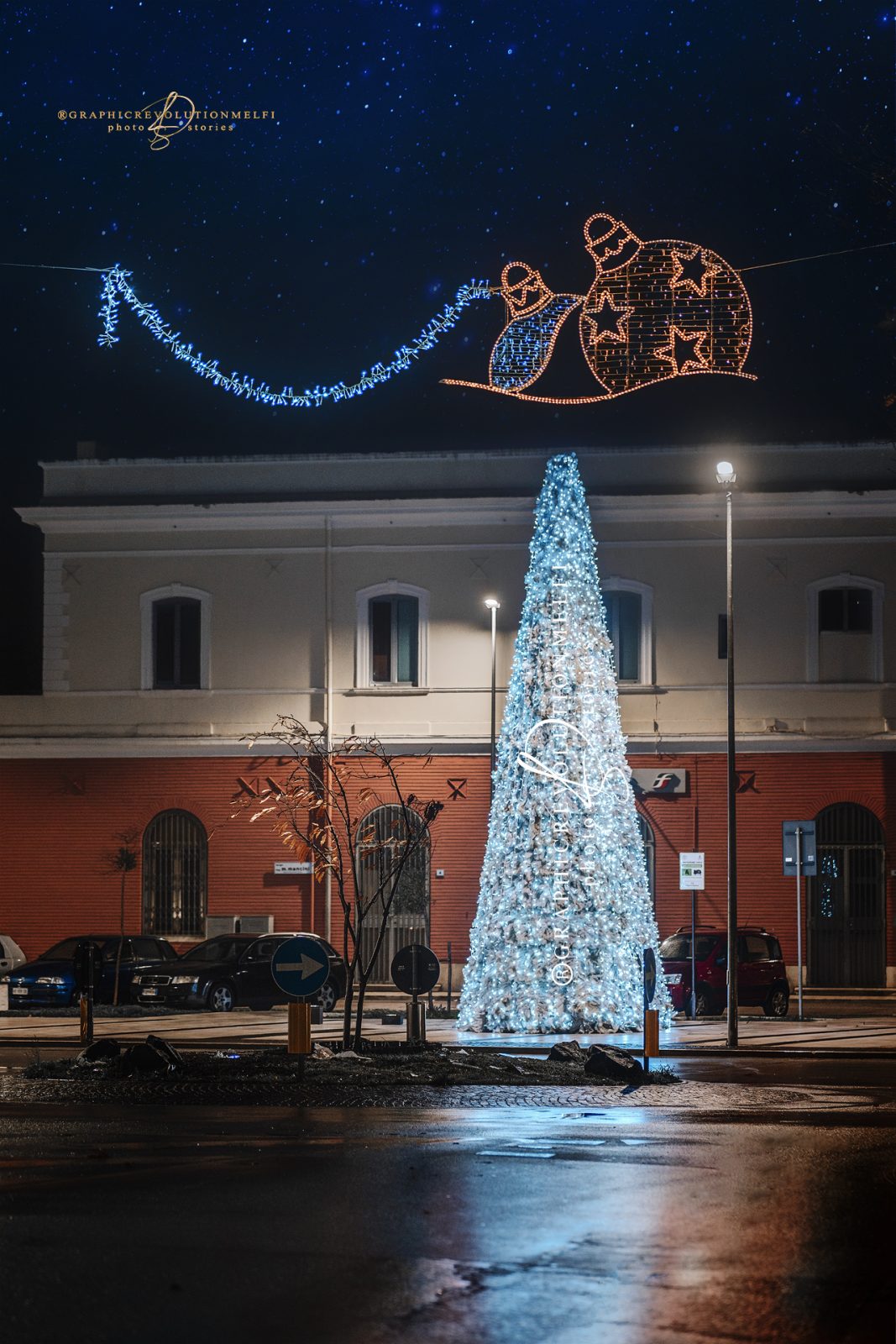 Melfi Natale 2021 le foto delle luminarie e videomapping albero di natale stazione di melfi