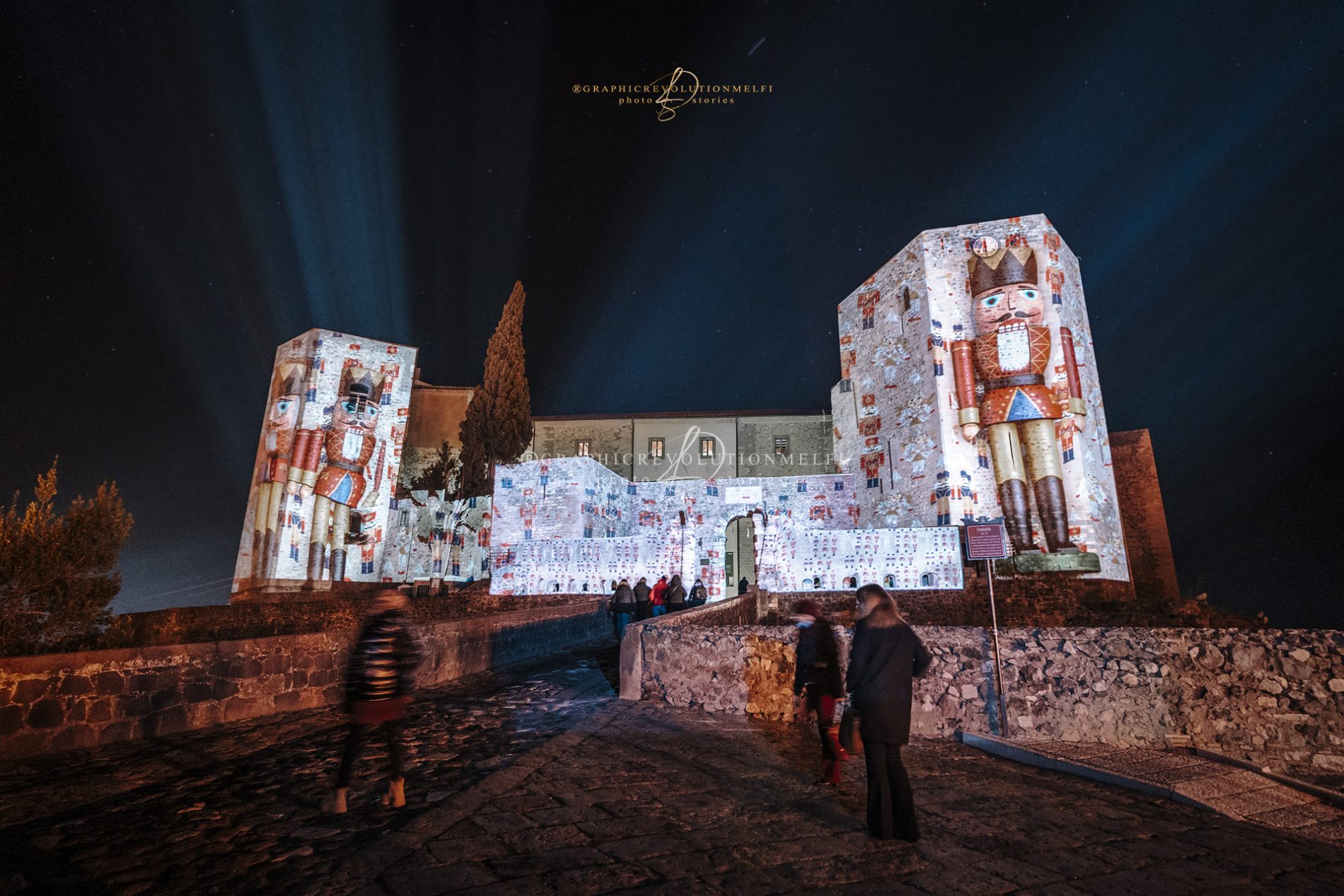 Melfi Natale 2021 le foto delle luminarie e videomapping castello di melfi lo schiaccianoci