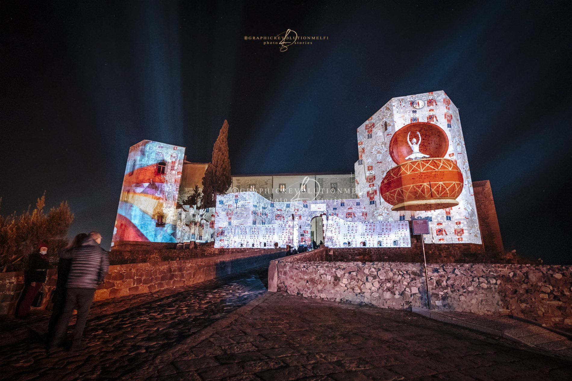 Melfi Natale 2021 le foto delle luminarie e videomapping castello di melfi