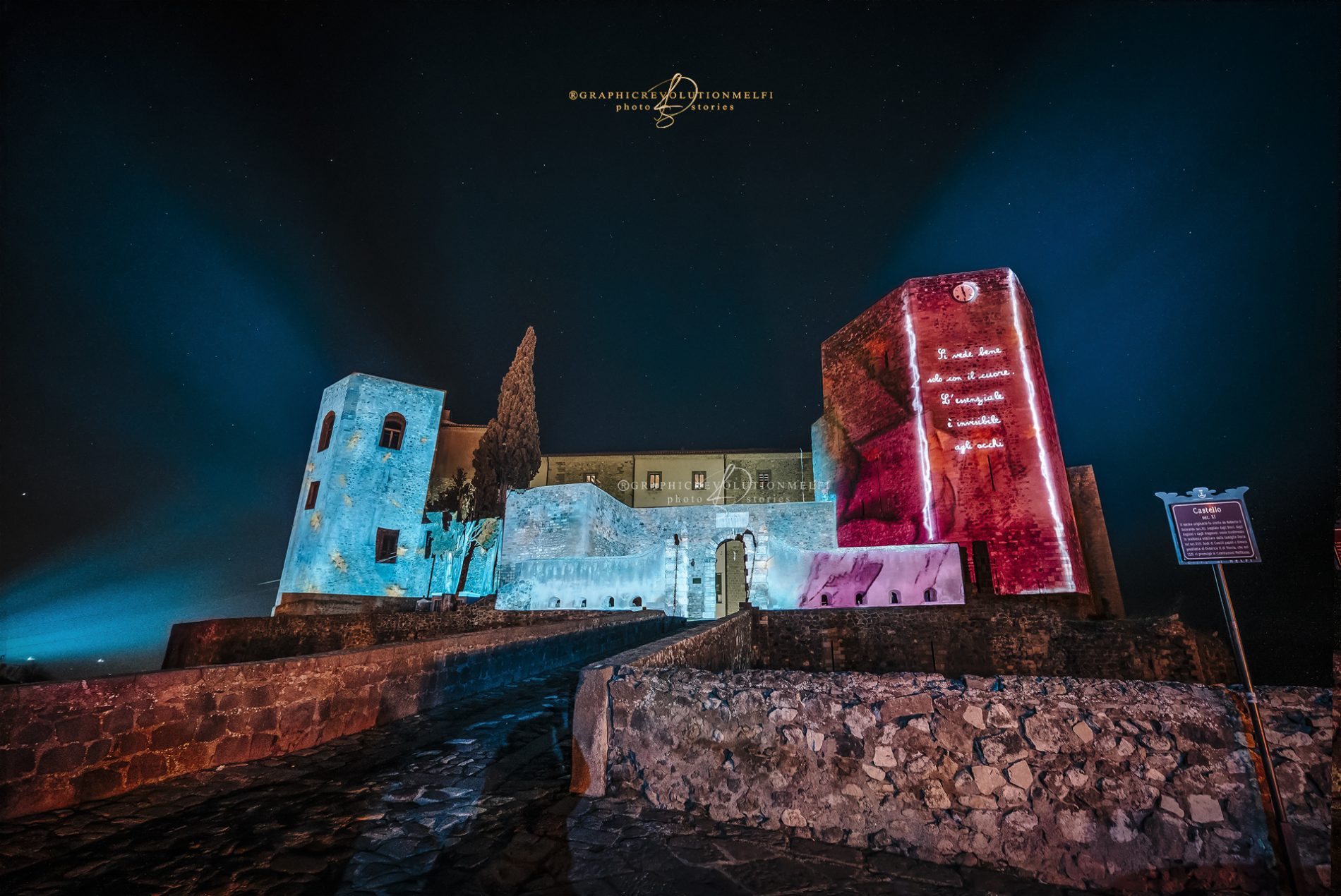 Melfi Natale 2021 le foto delle luminarie e videomapping castello di melfi il piccolo principe non si vede bene che col cuore l'essenziale è invisibile al cuore