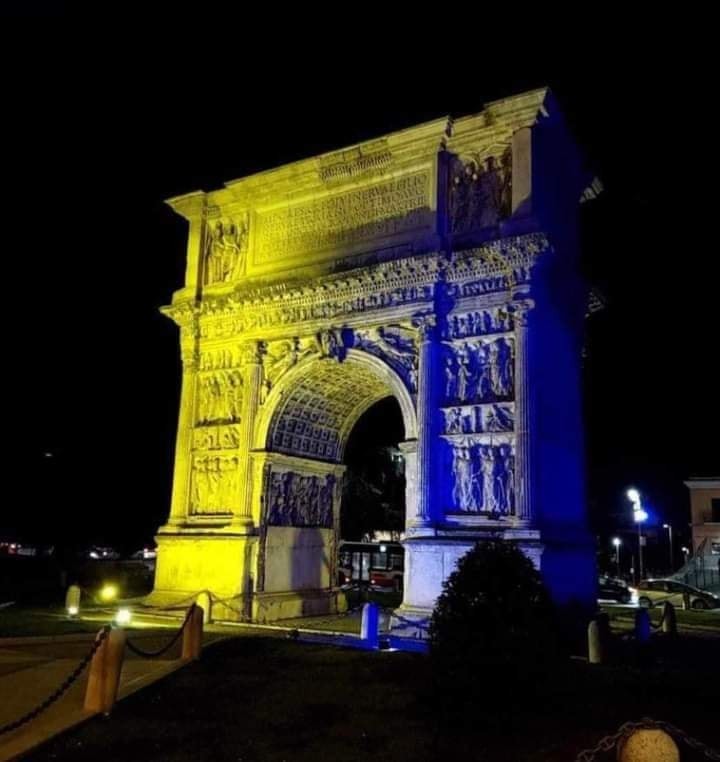 Italia monumenti in giallo e blu per l'Ucraina in guerra con la Russia bandiera ucraina arco traiano benevento