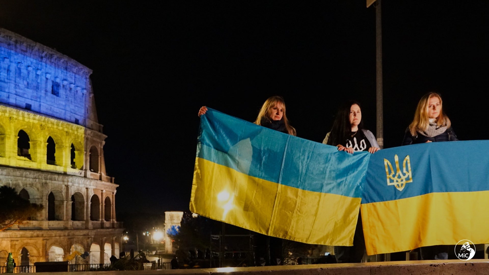 Italia monumenti in giallo e blu per l'Ucraina in guerra con la Russia bandiera ucraina colosseo roma