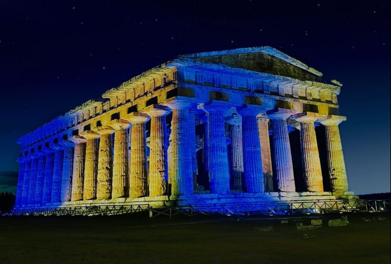 L’Italia si colora di giallo e blu per un abbraccio all’Ucraina in guerra con la Russia