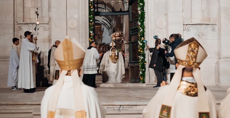 Riapre la Cattedrale di Melfi Anno Santo e Giubileo Porta Santa illuminazione facciata restauro basilicata potenza rionero in vulture lavello fotografo italiano fotoreporter matrimoni