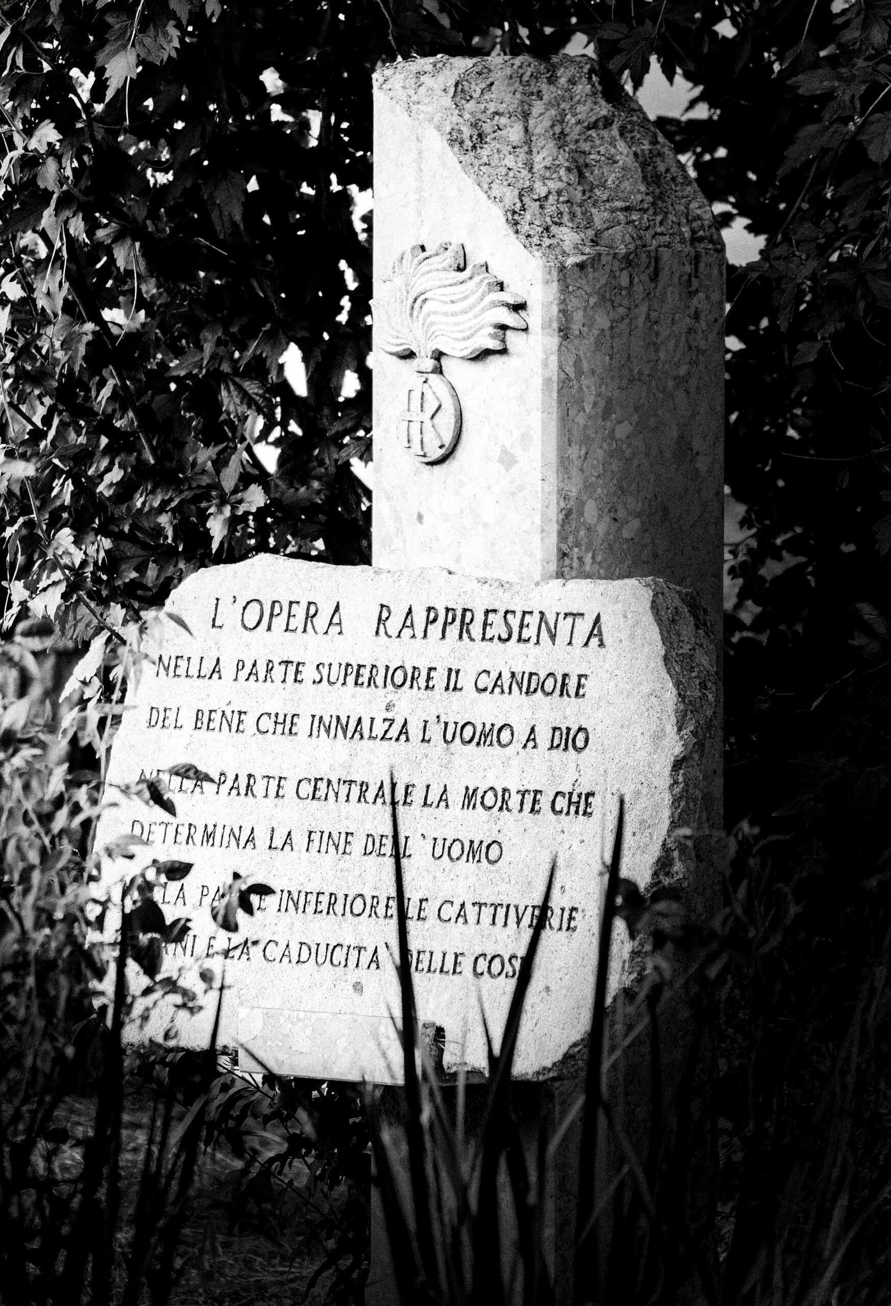 Stele commemorativa per Antonio Cezza