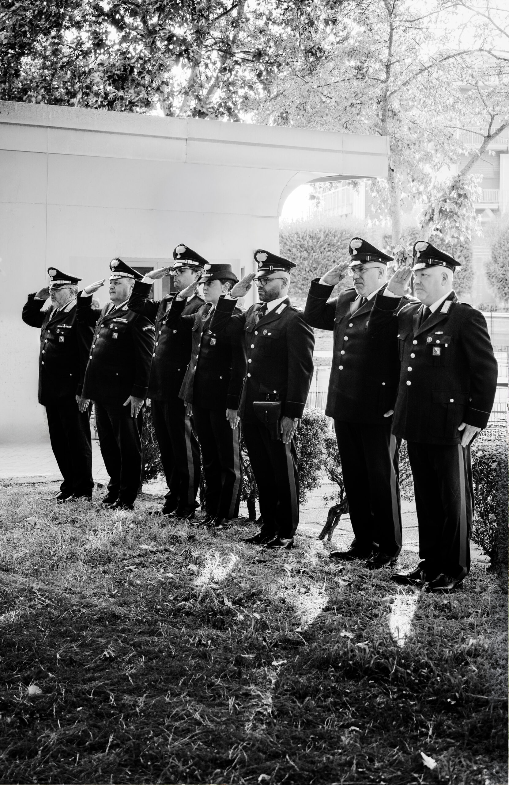 Carabinieri sull'attenti in onore di Antonio Cezza