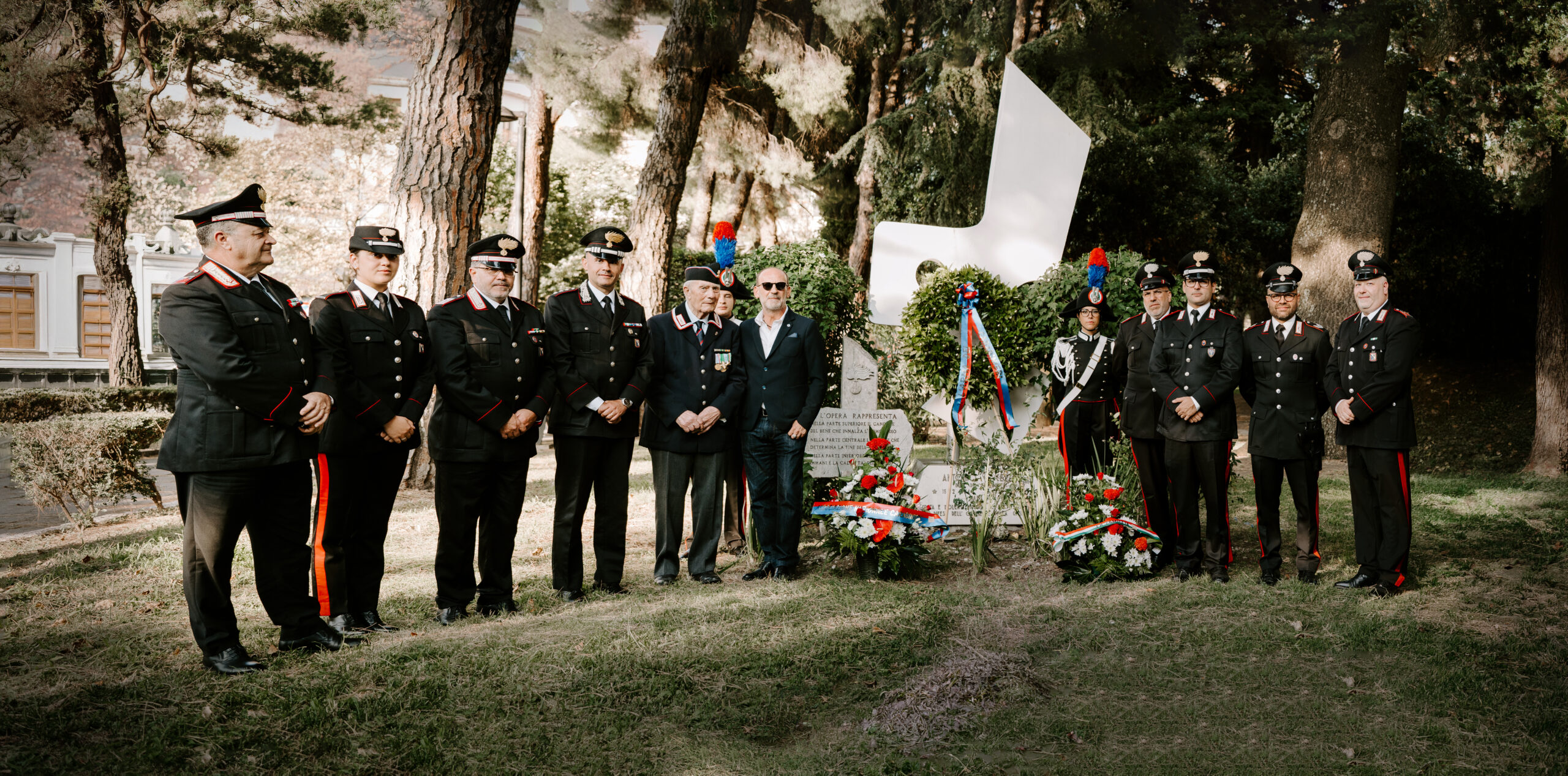 Carabinieri della Caserma di Melfi posano davanti la stele di Antonio Cezza