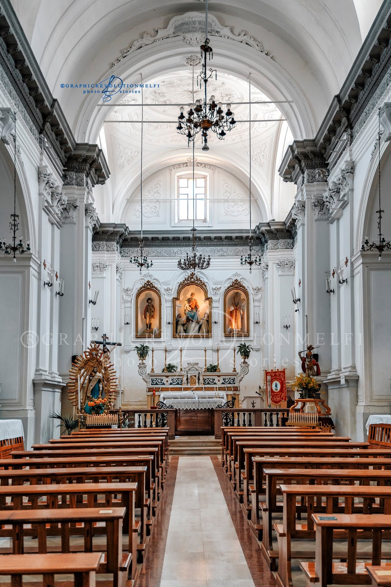 Interno della Chiesa di Santa Maria ad Nives a Melfi, caratterizzato da stucchi bianchi, luce naturale e altare dedicato alla Madonna di Pompei