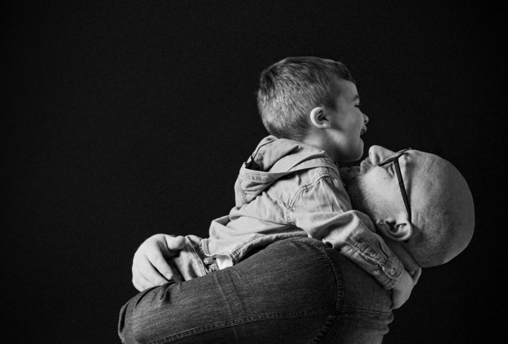 padre che tiene in braccio il figlio durante un servizio fotografico di famiglia in basilicata